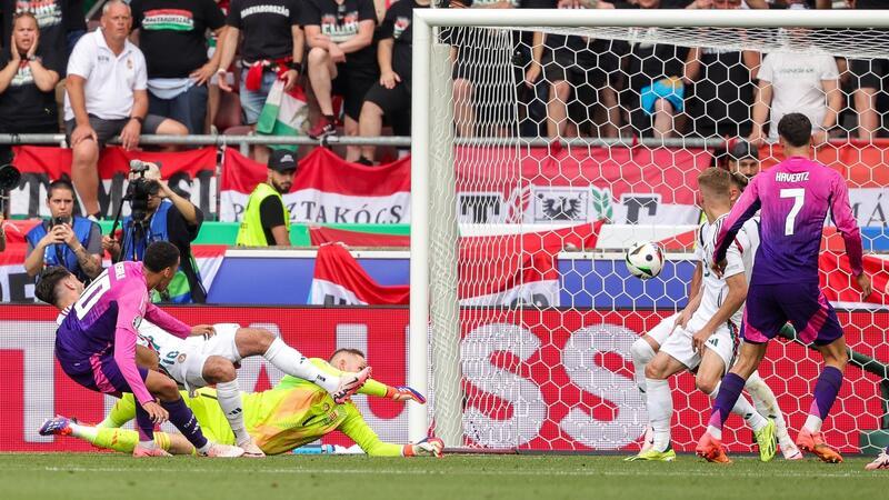 Nagelsmann genießt die EM-Party: „Die Fans dürfen träumen“ Ungarns Torhüter Peter Gulacsi kann das Tor von Jamal Musiala (l) nicht verhindern.