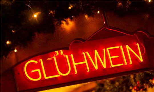 Ungeachtet der Farbe ist Glühwein besonders in der Vorweihnachtszeit beliebt.