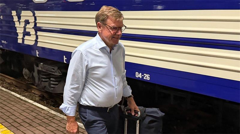 Raketen auf Kiewer Vorort während Wadephul-Besuch Ungeachtet des schwindenden Rückhalts für die milliardenschweren Ukraine-Hilfen ließ Wadephul keinen Zweifel daran, dass die Unterstützung fortgesetzt wird.