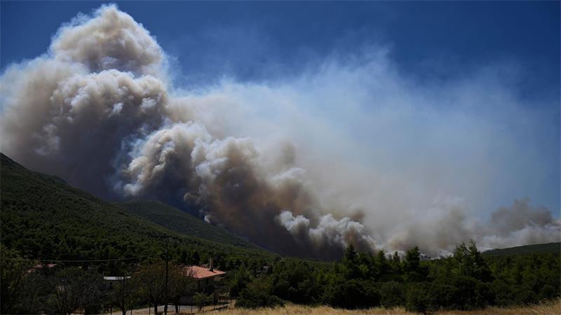 Ungebremste Naturgewalt: Der Wind treibt das Feuer gnadenlos voran, Löschflugzeuge können nicht starten.