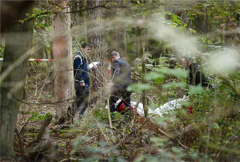 Ungefähr 20 Meter vom Waldweg entfernt fanden Pilzsammler die Leiche eines Unbekannten. Foto: Ralf Büchler