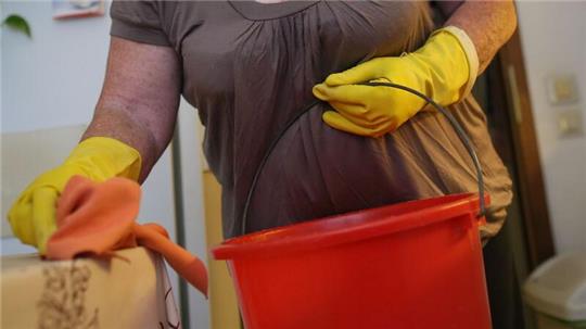 Ungefähr 7 Prozent der Altersrentnerinnen und -rentner arbeiten auch im Ruhestand weiter, ein Großteil davon in einem Mini-Job. (Symbolbild)