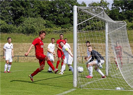 Ungestört eingenetzt: Schöningens Gianluca Evers muss nur noch den Fuß hinhalten, nachdem die gesamte TSG-Abwehr sich nach einem Eckstoß durch eine Kopfballverlängerung aus dem Spiel nehmen lässt. Foto: Epping