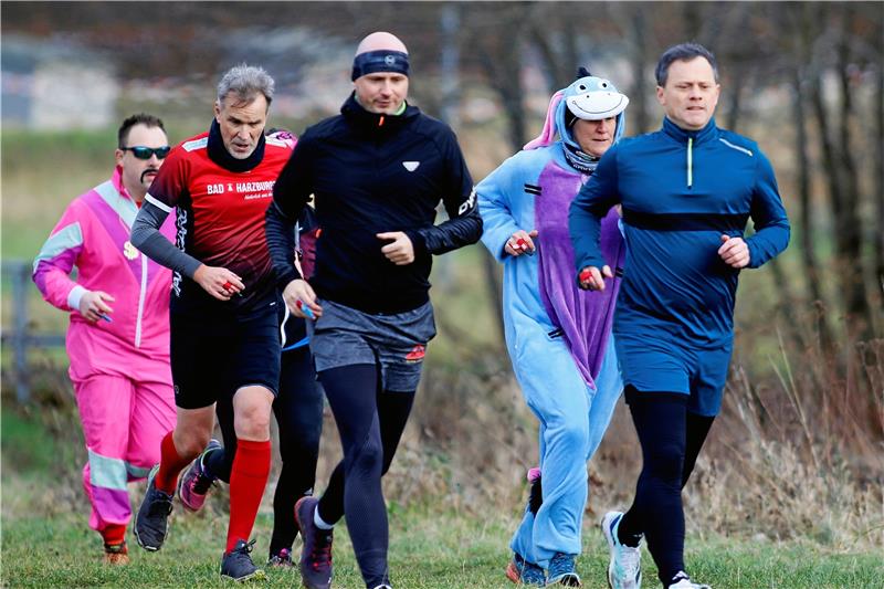Silvesterlauf: Neuer Rundkurs wird ein Volltreffer Ungewöhnliche Laufanzüge kommen auch beim Silvesterlauf in Bad Harzburg immer mehr in Mode. Fotos: Epping
