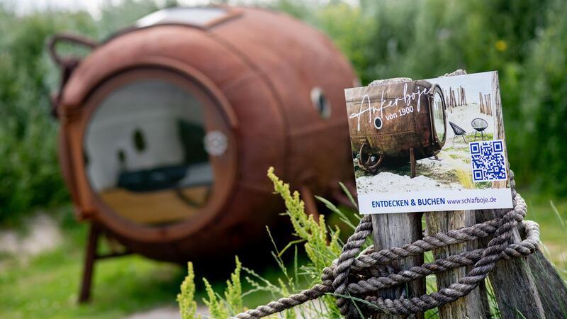 Schlafen in den Dünen: Ankerbojen sind bei Paaren beliebt Ungewöhnliche Schlafstätte: Eine Boje als Urlaubsdomizil