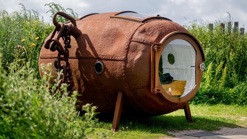 Schlafen in den Dünen: Ankerbojen sind bei Paaren beliebt Ungewöhnliche Schlafstätte: Eine Boje als Urlaubsdomizil