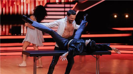 Ungewöhnliche Szene: Jurymitglied Jorge González liegt auf einem Tisch.