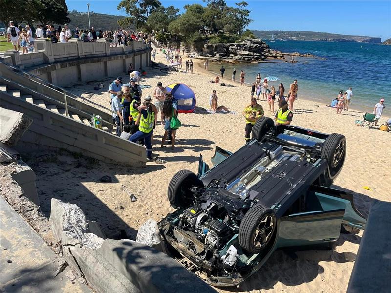 Ungewöhnlicher Anblick: Ein Auto liegt auf dem Dach am Strand von Balmoral Beach in Sydney.