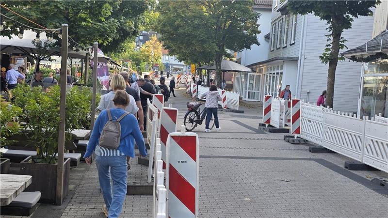Ungewöhnliches Bild: Baken markieren den Weg für Fußgänger und Autofahrer, wo sonst nur Fußgänger unterwegs sein dürfen.