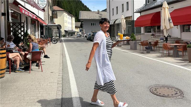 Protest und Sperre ohne Chaos: Ein Ruhetag am Brenner Ungewohnte Szenerie am Brenner: Kein Verkehr - und daher stressfreies Bedienen der Gäste auf der anderen Straßenseite.