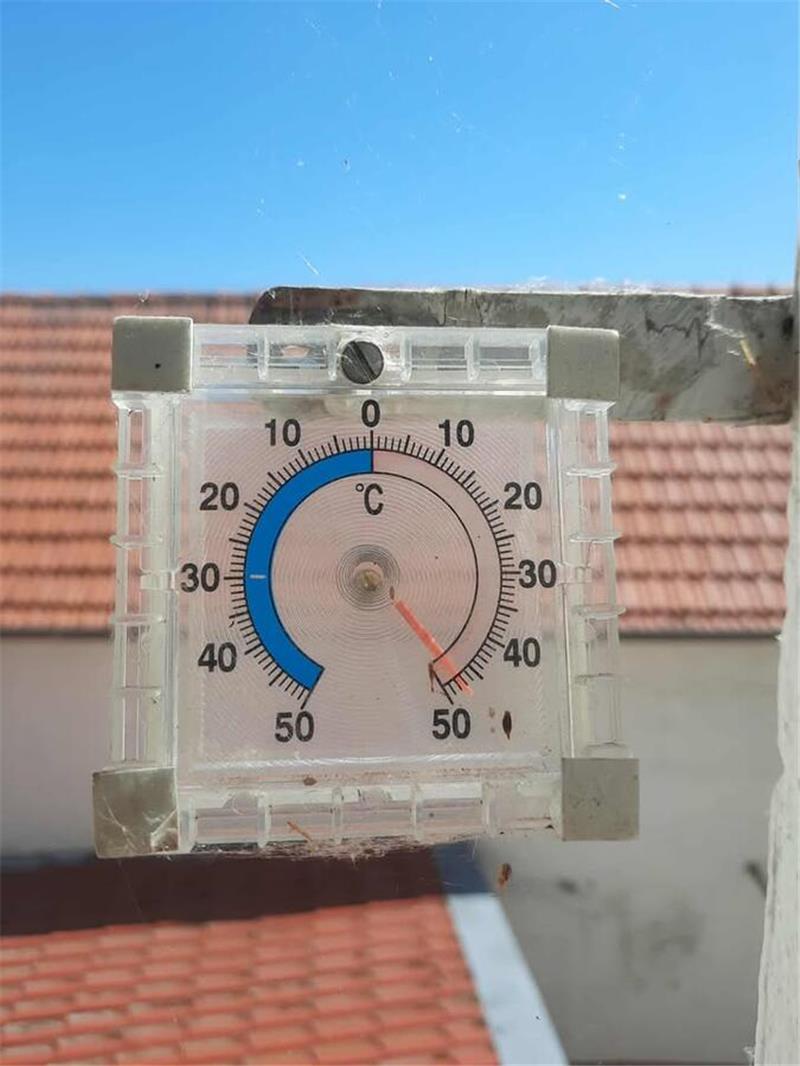 Unglaublich: Mike Sperlich zeigt die heißen Temperaturen auf seinem Thermometer....