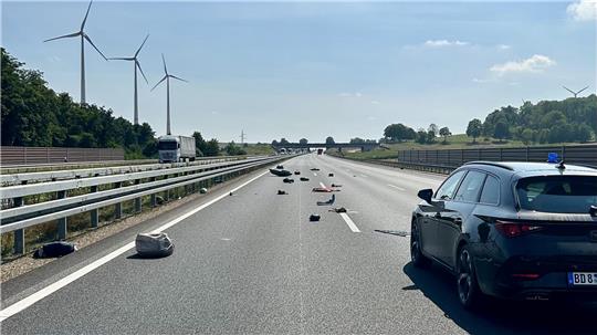 Unglücklich: Ein Autofahrer hat auf der A7 eine Gepäckbox vom Dach seines Autos verloren.