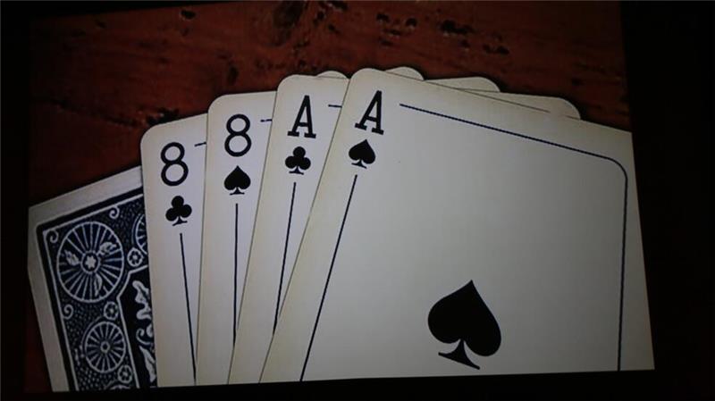 Unheilvoll: Die „Dead Man´s Hand“ – Ein legendäres Poker-Blatt, mit dem der Westernheld Bill Hickok bekanntlich 1876 rücklings erschossen wurde.