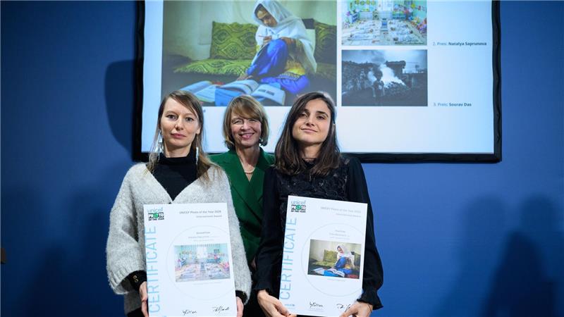 Unicef-Schirmherrin Elke Büdenbender stellt sich mit den beiden Gewinnerinnen zum Gruppenfoto auf. 