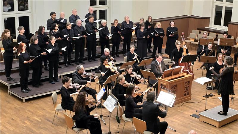 Unichor und Barockorchester bilden eine musikalische Einheit, die gut aufeinander abgestimmt ist.