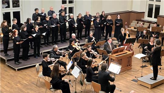 Unichor und Barockorchester bilden eine musikalische Einheit, die gut aufeinander abgestimmt ist.