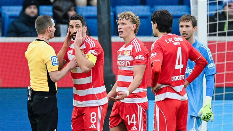 Union-Kapitän Rani Khedira (2.v.l.) : Bestürzt über den von Schiedsrichter Robin Braun gegebenen Elfer.  