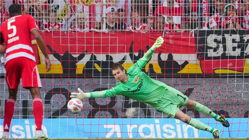 Union-Keeper Rönnow ahnt beim Elfmeter die richtige Ecke. 