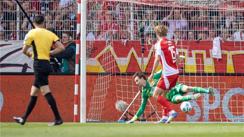 Union-Kepper Frederik Rönnow kann den frühen Gegentreffer nicht verhindern.