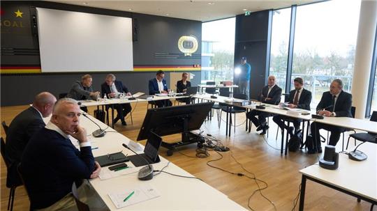Union-Präsident Dirk Zingler (li.) und Bochums Geschäftsführer Ilja Kaenzig (ganz rechts) beim DFB-Bundesgericht in Frankfurt 