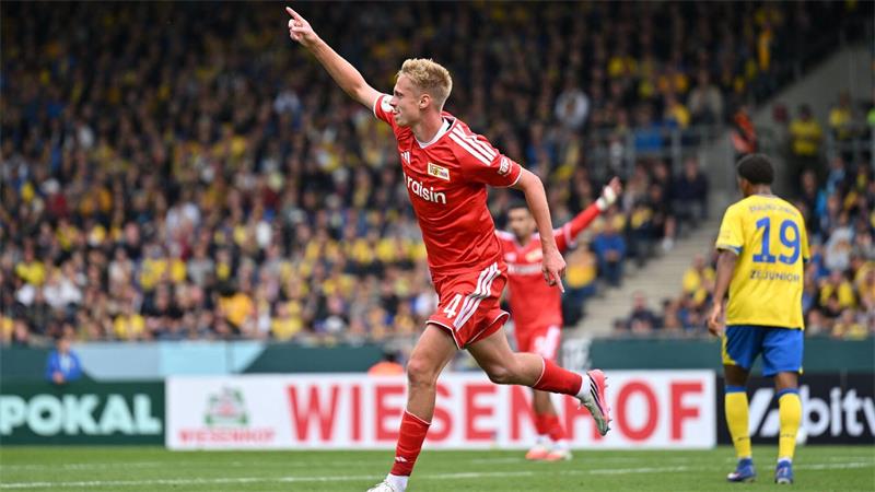 Union-Torschütze Zeno Van Den Bosch jubelt über sein Tor in Braunschweig. 
