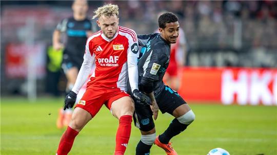 Union und Leverkusen liefern sich einen Kampf auf Augenhöhe. 