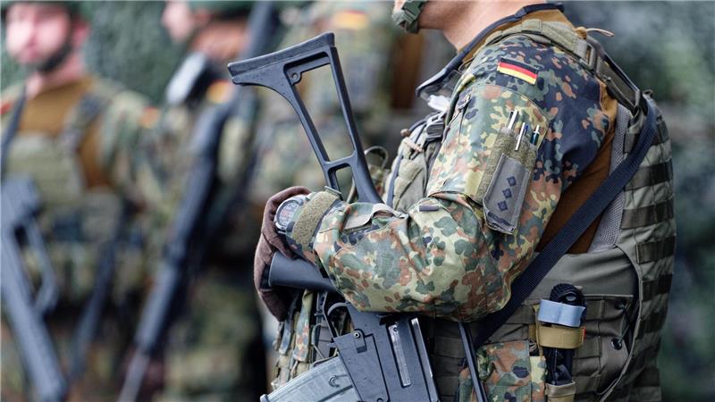 Union und SPD legen sich im Koalitionsvertrag auch beim Thema Wehrpflicht fest. (Archivbild)