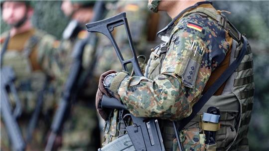 Union und SPD legen sich im Koalitionsvertrag auch beim Thema Wehrpflicht fest. (Archivbild)