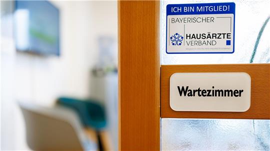 Union und SPD planen ein neues System für die Terminvergabe beim Arzt. (Archivbild)