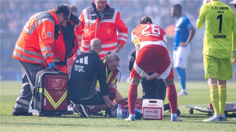 Hecking wettert nach Remis - Bochum vor Abstieg Unions Diogo Leite musste minutenlang behandelt werden.