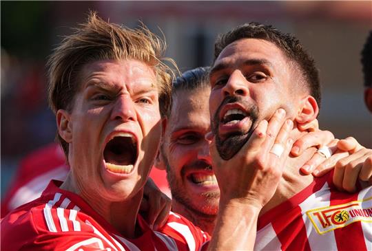 Unions Kevin Behrens (l) und Torschütze Rani Khedira bejubeln das 1:0.