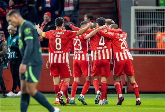 Unions Spieler feiern das Tor zum 2:1.