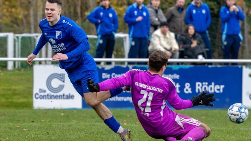 Unions Torwart Moritz Teuber hält einen Schuss von Vienenburgs Justin Rimbach. 