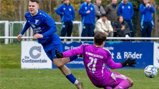 Unions Torwart Moritz Teuber hält einen Schuss von Vienenburgs Justin Rimbach. 