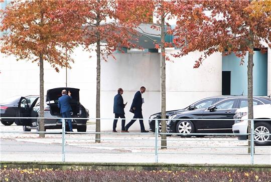 Unionsfraktionschef Friedrich Merz (r) und CSU-Landesgruppenchef Alexander Dobrindt bei ihrer Ankunft am Kanzleramt.