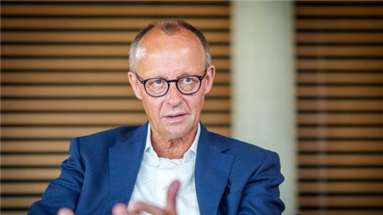 Unionsfraktionschef Friedrich Merz wirft Russland nach dem verheerenden Raketenangriff auf die zentralukrainische Stadt Poltawa in einem Interview der Deutschen Presse-Agentur Kriegsverbrechen vor.