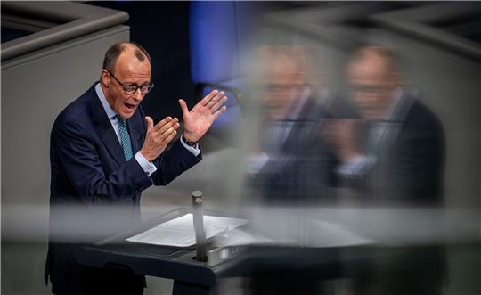 Unionsfraktionschef Friedrich Merz wirft den Koalitionsfraktionen SPD, Grüne und FDP Wahlrechtsmanipulation zugunsten von Kulturstaatsministerin Claudia Roth vor.