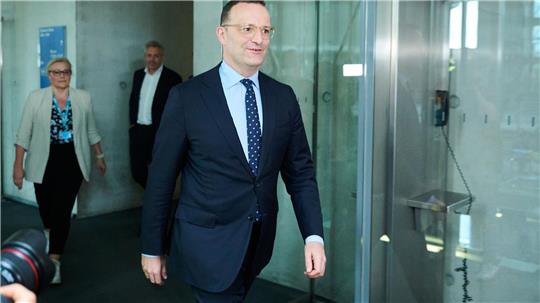 Unionsfraktionschef Jens Spahn auf dem Weg in den Haushaltsausschuss des Bundestages.