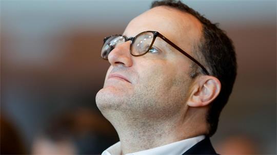 Unionsfraktionschef Jens Spahn gerät unter Druck, weil er mit seinem Mann mit Hilfe einer Leihmutter Nachwuchs bekam. (Archivbild)