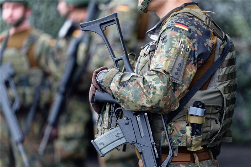 Wadephul fordert mehr Tempo bei Ausrüstung der Bundeswehr Unionsfraktionsvize Johann Wadephul hält die Einführung einer Dienstpflicht in der Bundeswehr für unverzichtbar.