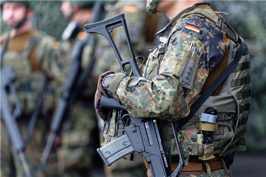 Unionsfraktionsvize Johann Wadephul hält die Einführung einer Dienstpflicht in der Bundeswehr für unverzichtbar.