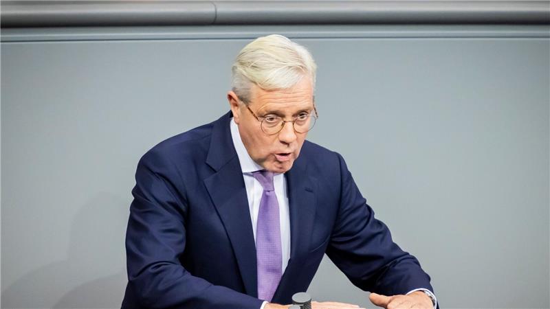 Unionsfraktionsvize Norbert Röttgen (CDU) verteidigt den Vorschlag für ein Zufallsverfahren zur möglichen Auswahl von Wehrdienstleistenden. 