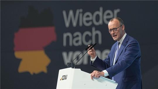 Unionskanzlerkandidat Friedrich Merz kämpft mit dem Verdacht, es könne nach der Wahl eine schwarz-blaue Zusammenarbeit geben. Am Rande des Parteitags gibt es Proteste. Drinnen gibt Merz ein klares Versprechen.