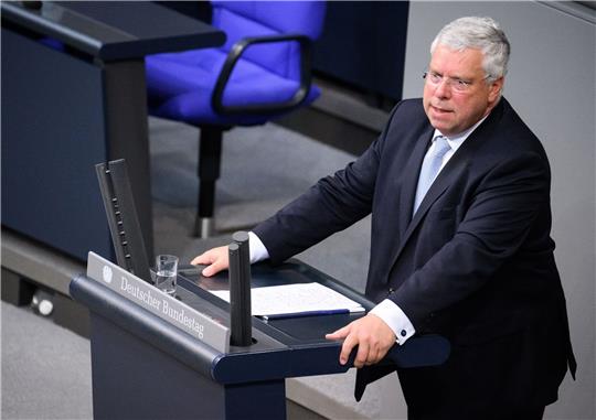 Unionspolitiker Jürgen Hardt während seiner Rede im Bundestag.