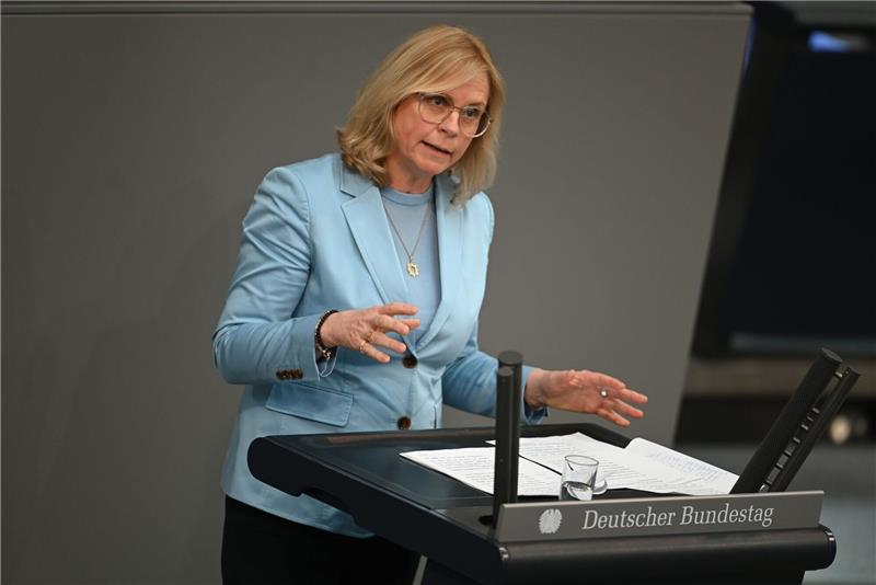 Unionsvize droht FDP mit „knallharter” Zweitstimmenkampagne Unionsvize Andrea Lindholz spricht im Plenum des Parlaments.