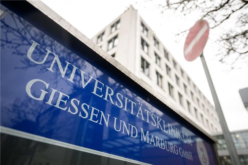 «Universitätsklinikum Gießen und Marburg GmbH» steht auf einem Schild vor dem UKGM.