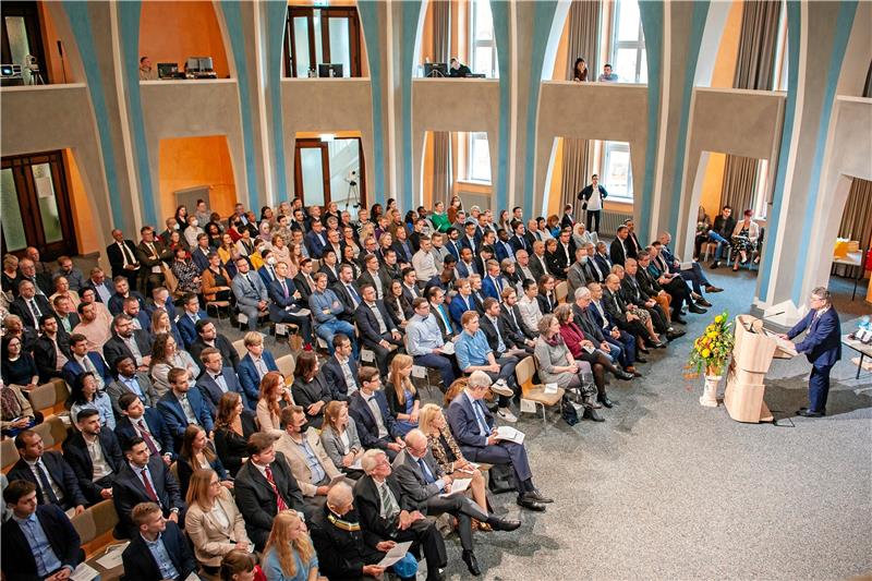 Universitätspräsident Prof. Joachim Schachtner gratuliert den Anwesenden zum Studienabschluss. Fotos: Dell’Aquila/TU Clausthal
