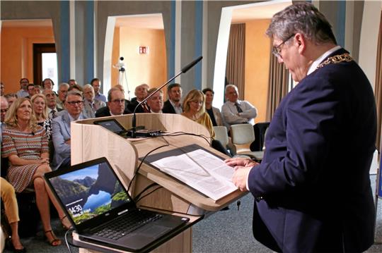 Universitätspräsident Prof. Joachim Schachtner spricht dem Verein von Freunden der TU Clausthal seine besten Glückwünsche zum 100. Geburtstag aus. Gäste aus Wissenschaft, Wirtschaft, Politik und Gesellschaft nehmen an dem Festakt teil. Eigentlich sollte schon im vorigen Jahr gefeiert werden, aber Corona kam dazwischen. Fotos: Knoke