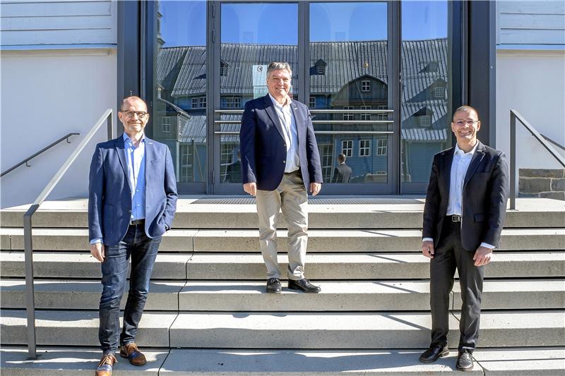 Universitätspräsident Professor Joachim Schachtner (Mitte) verabschiedet Professor Gunther Brenner (links) als Vizepräsident für Studium und Lehre und heißt Professor Christian Bohn als dessen Nachfolger willkommen.  Foto: Kaiser/TU Clausthal
