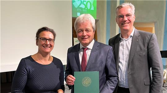 Universitätspräsidentin Dr. Sylvia Schattauer, Ulrich Grethe mit der Urkunde und Gunnar Groebelt, Vorstandschef der Salzgitter AG.